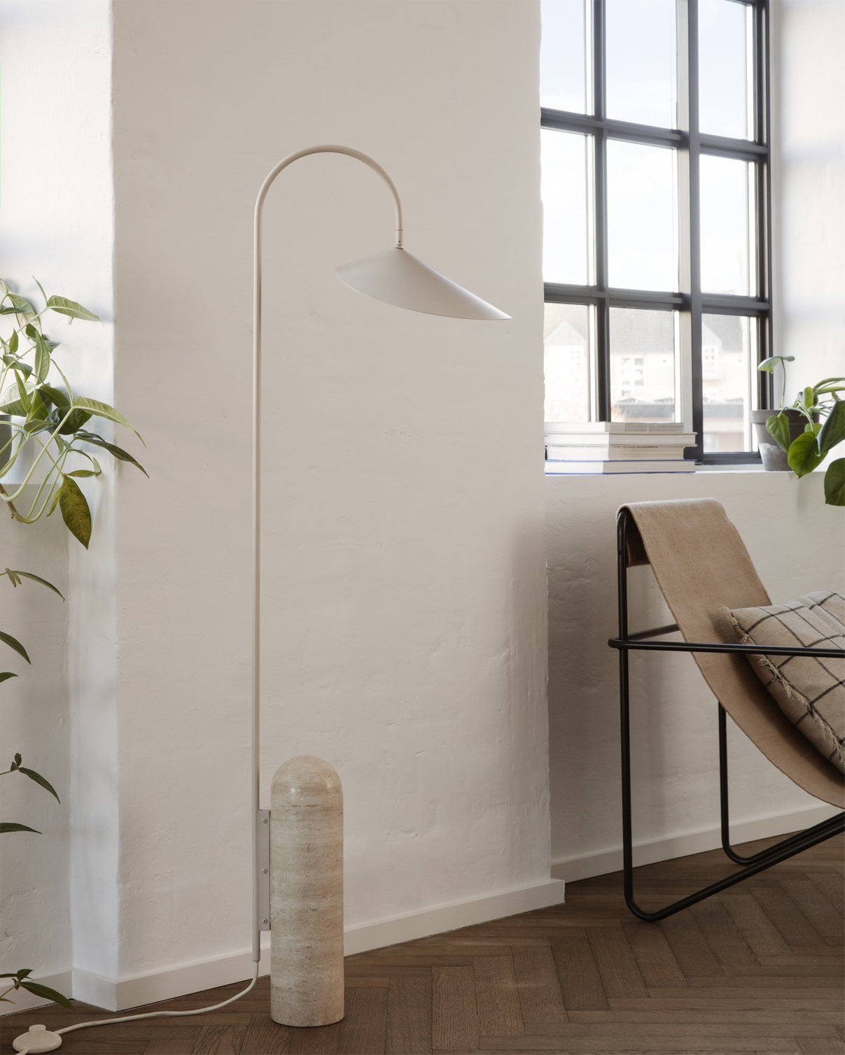 Lampada da terra minimalista Ilaleme