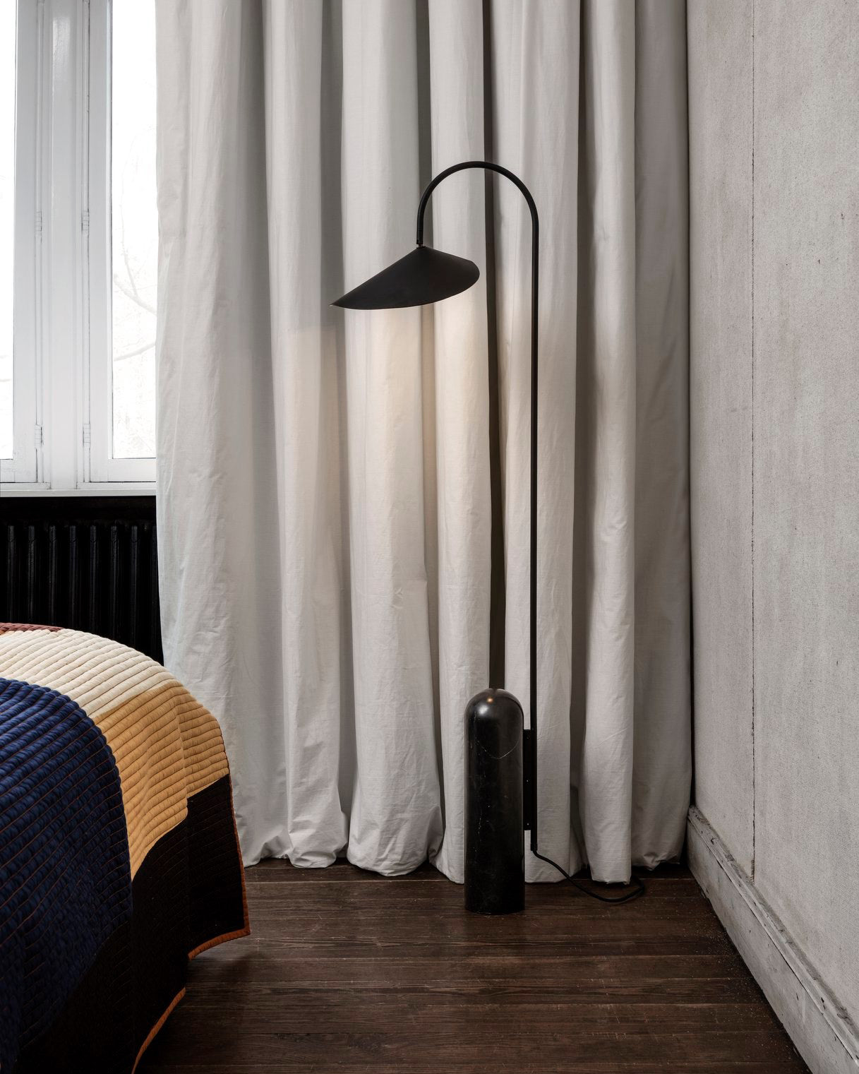 Lampada da terra minimalista Ilaleme