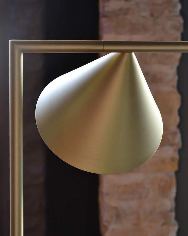 Lampada da terra conica Ariasa