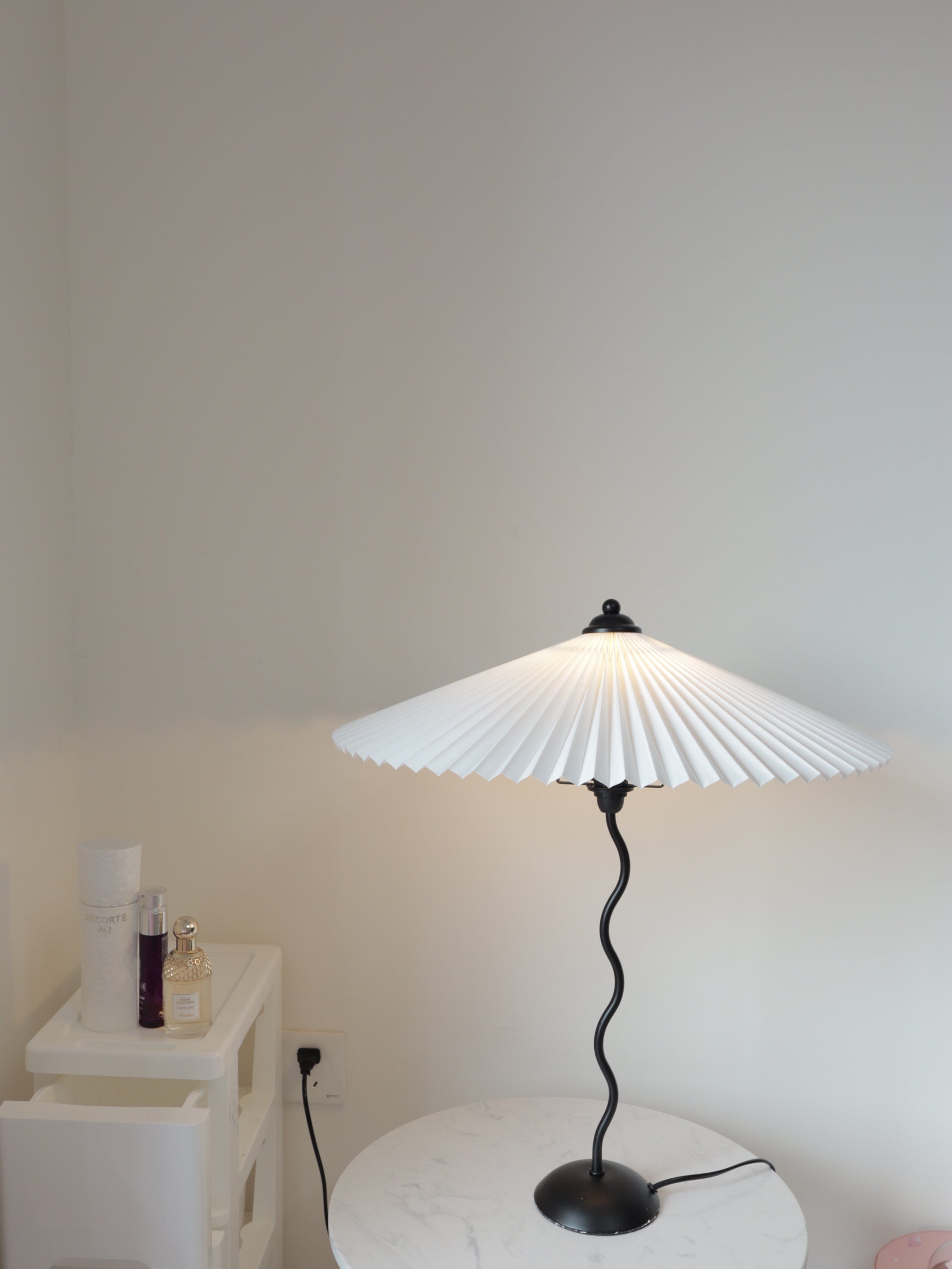 Lampada da tavolo ondulata Venelana