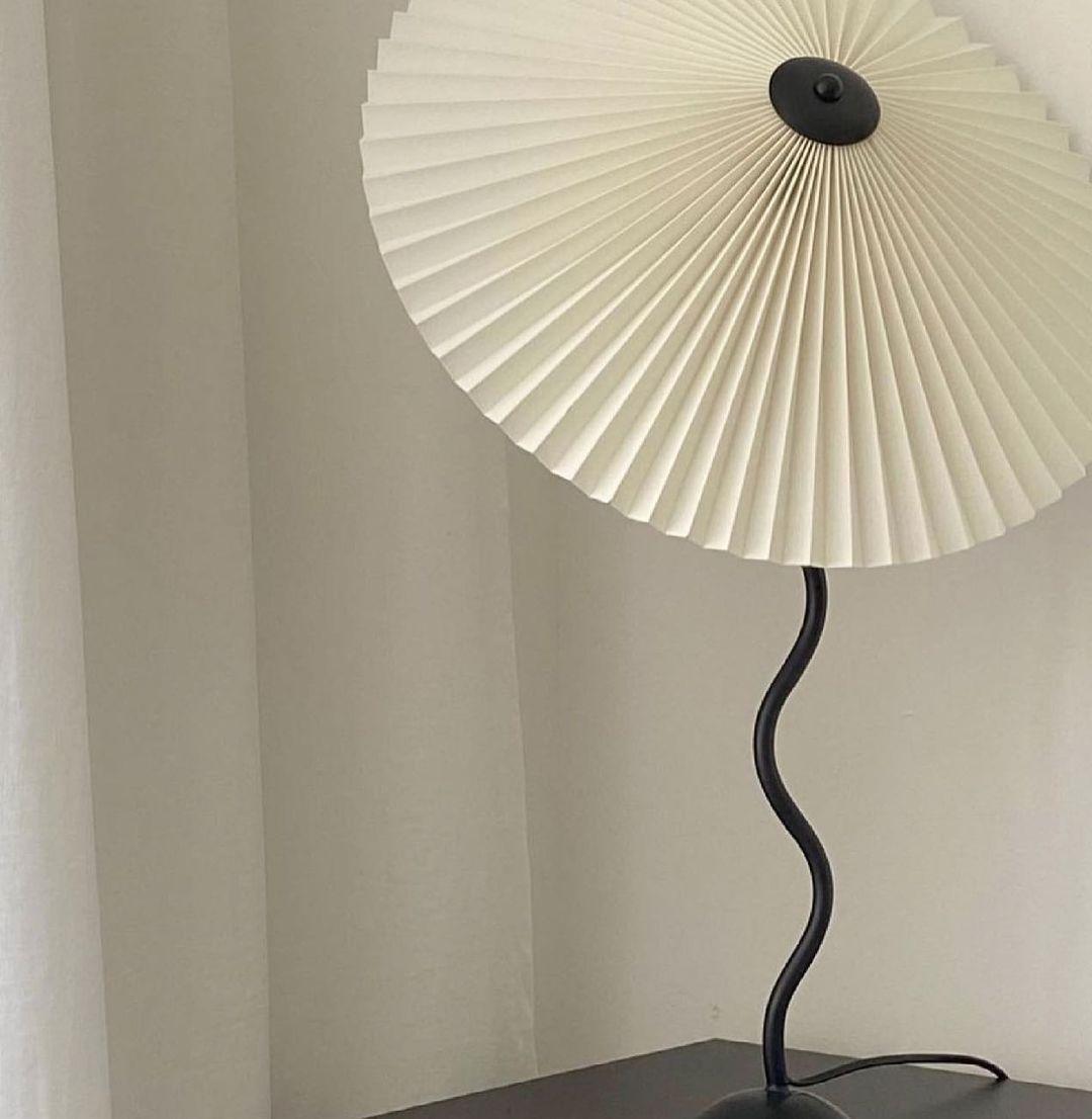 Lampada da tavolo ondulata Venelana