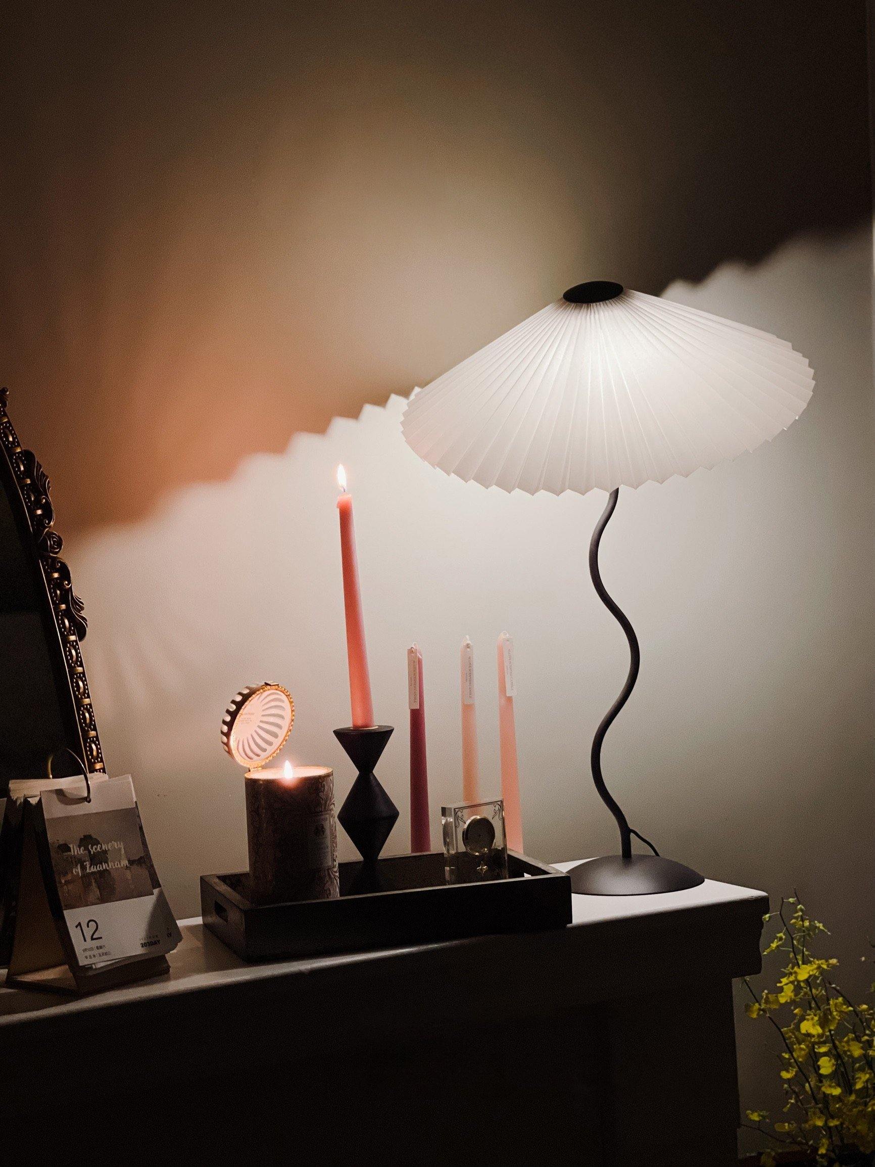 Lampada da tavolo ondulata Venelana