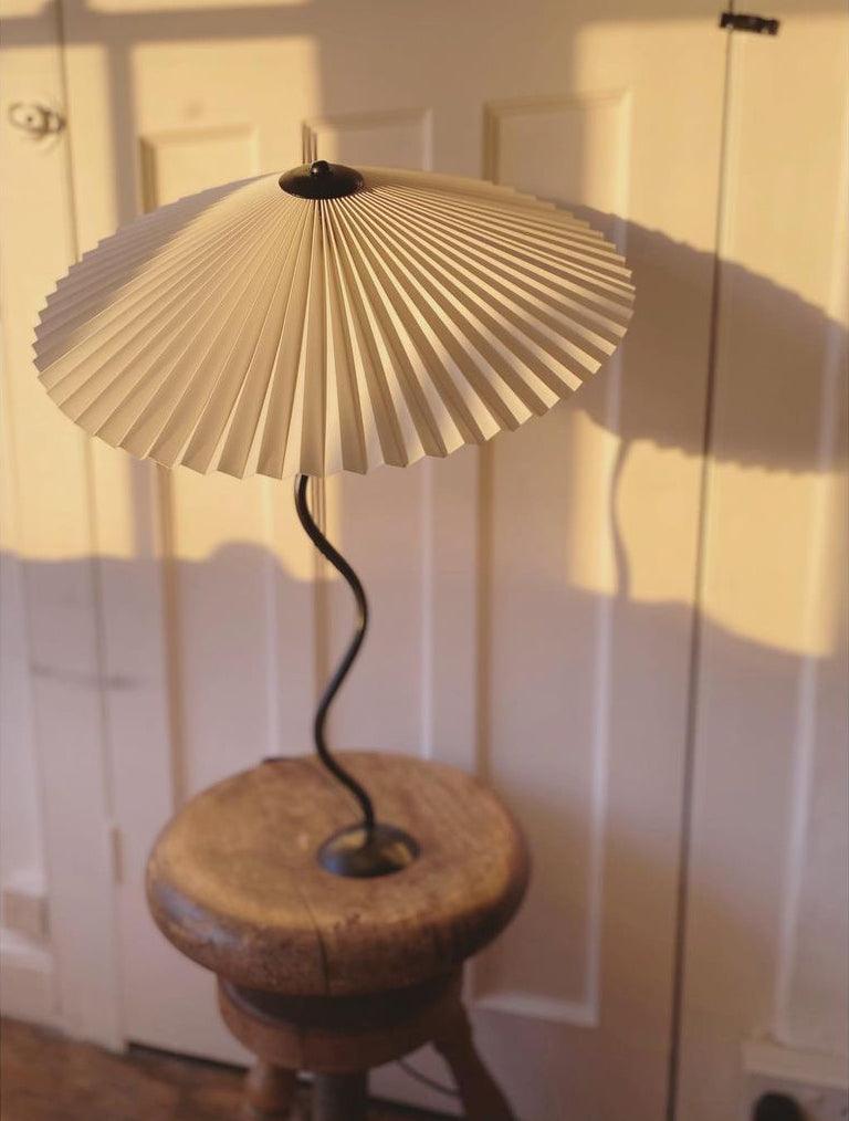 Lampada da tavolo ondulata Venelana