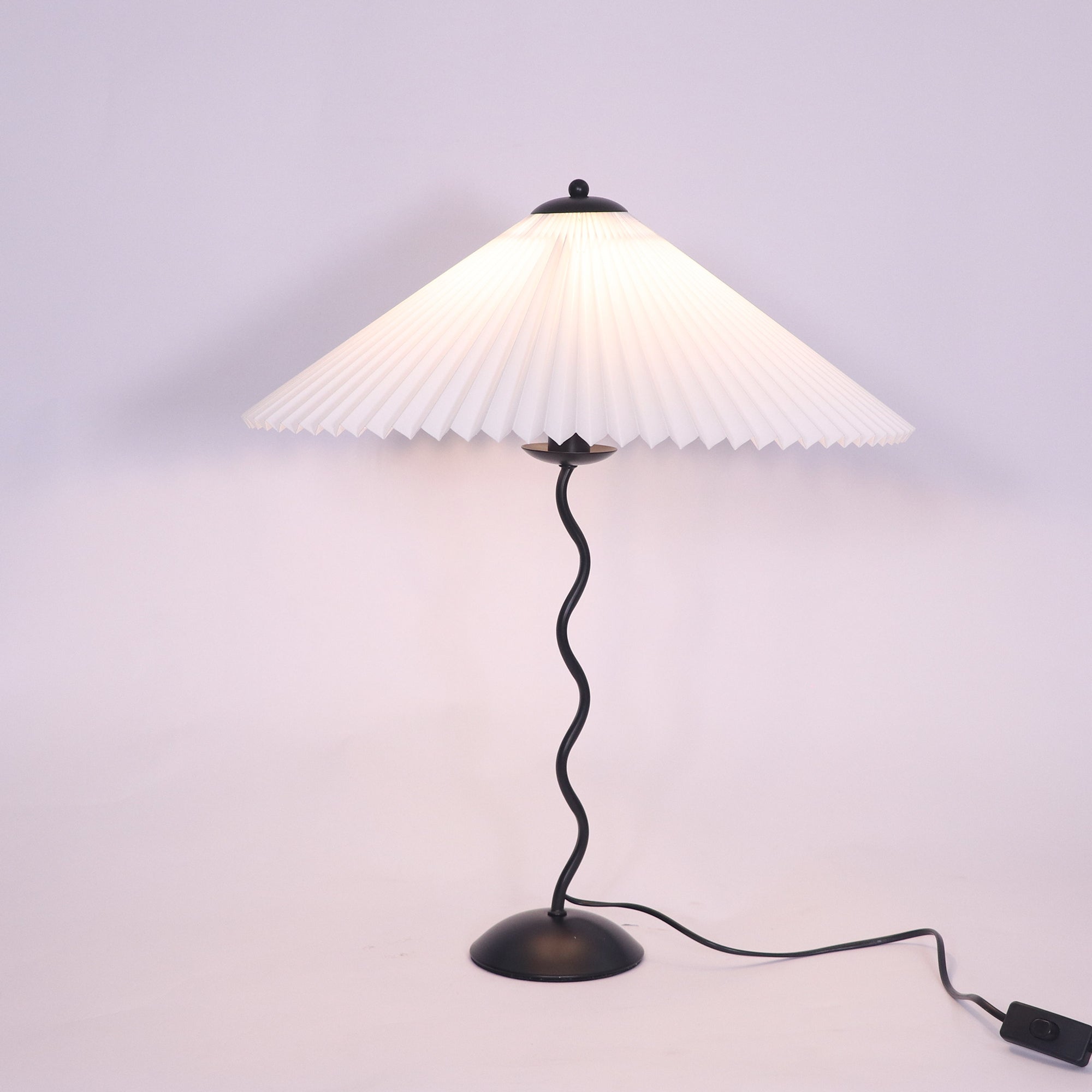 Lampada da tavolo ondulata Venelana