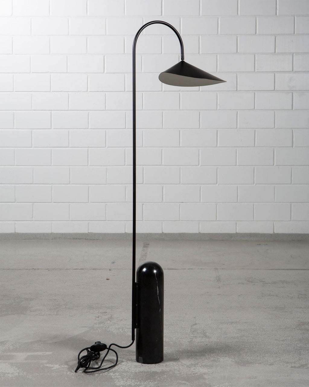 Lampada da terra minimalista Ilaleme