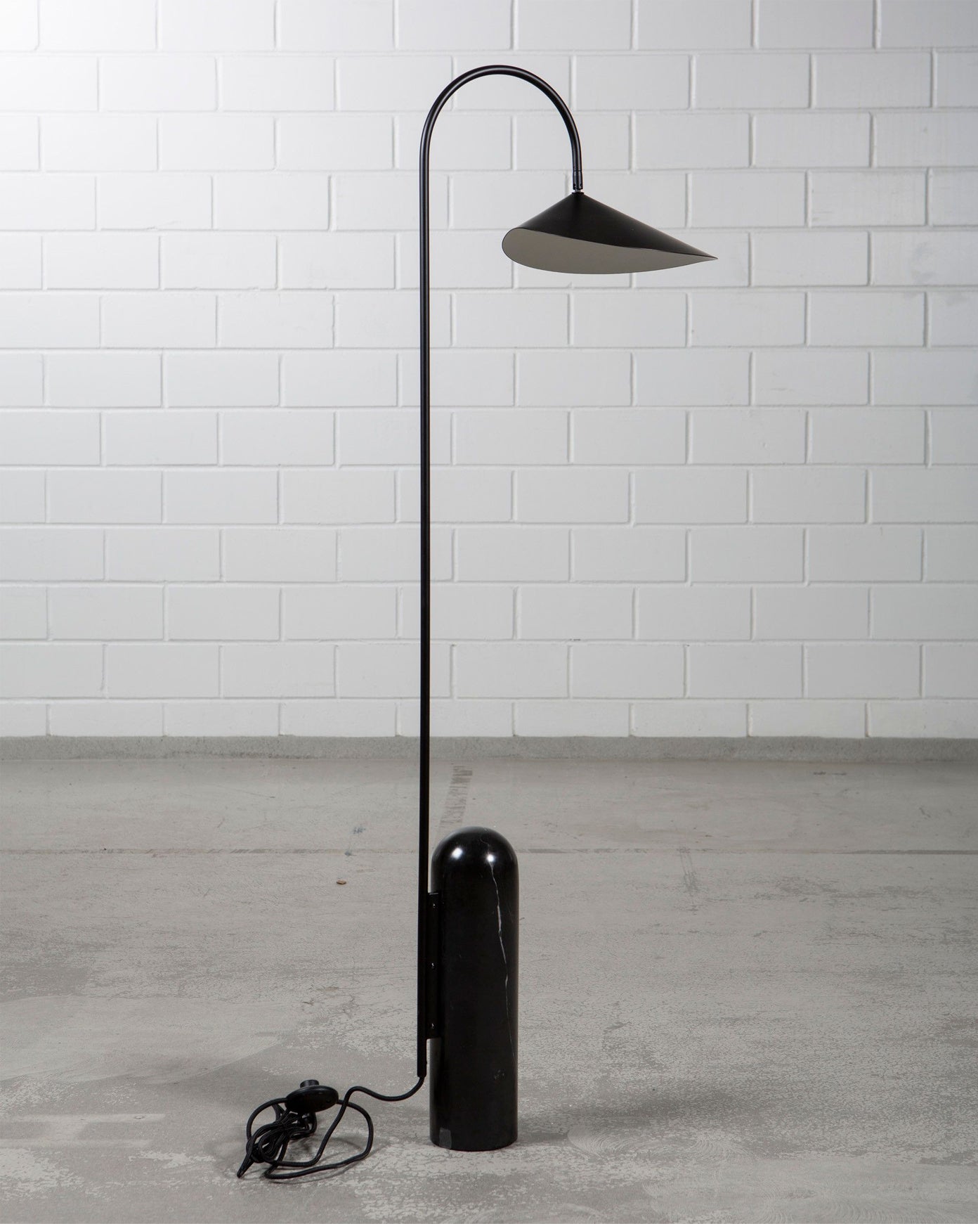 Lampada da terra minimalista Ilaleme