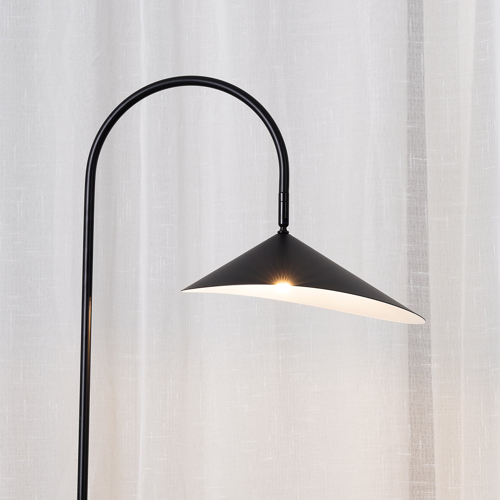 Lampada da terra minimalista Ilaleme
