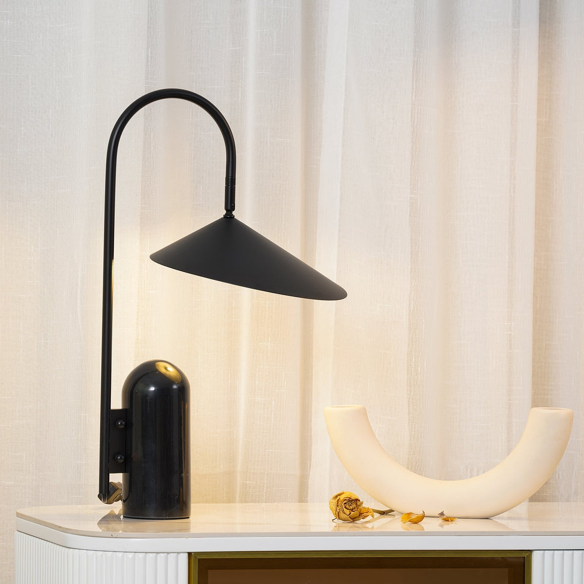 Lampada da tavolo Emellairo