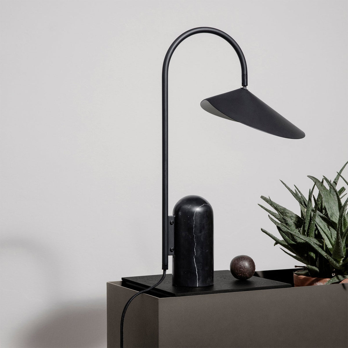 Lampada da tavolo Emellairo