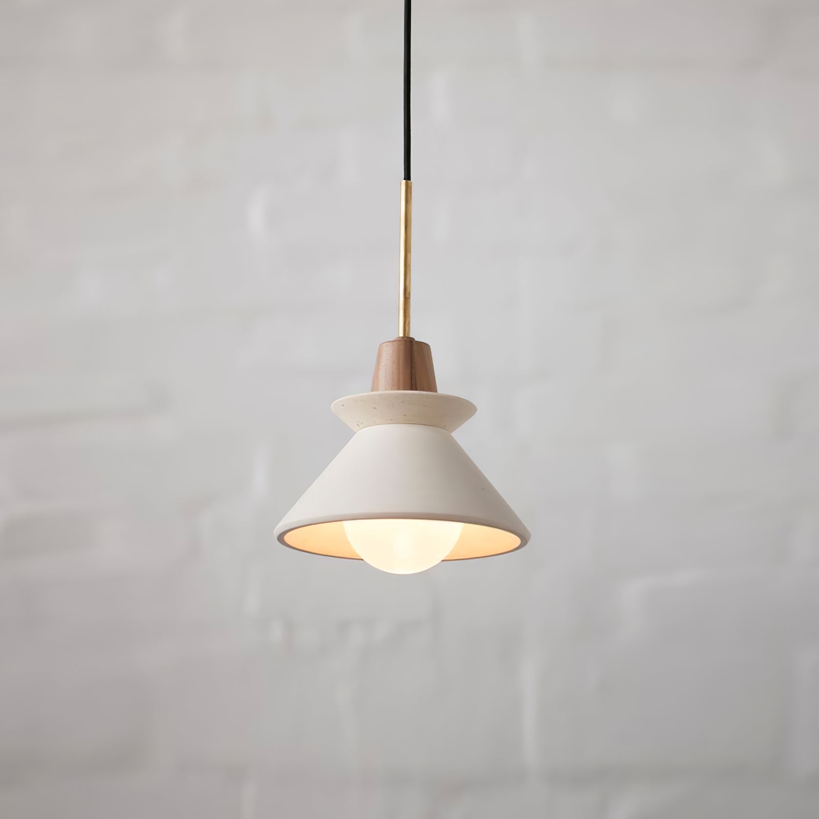 Lampada a sospensione conica Ferami