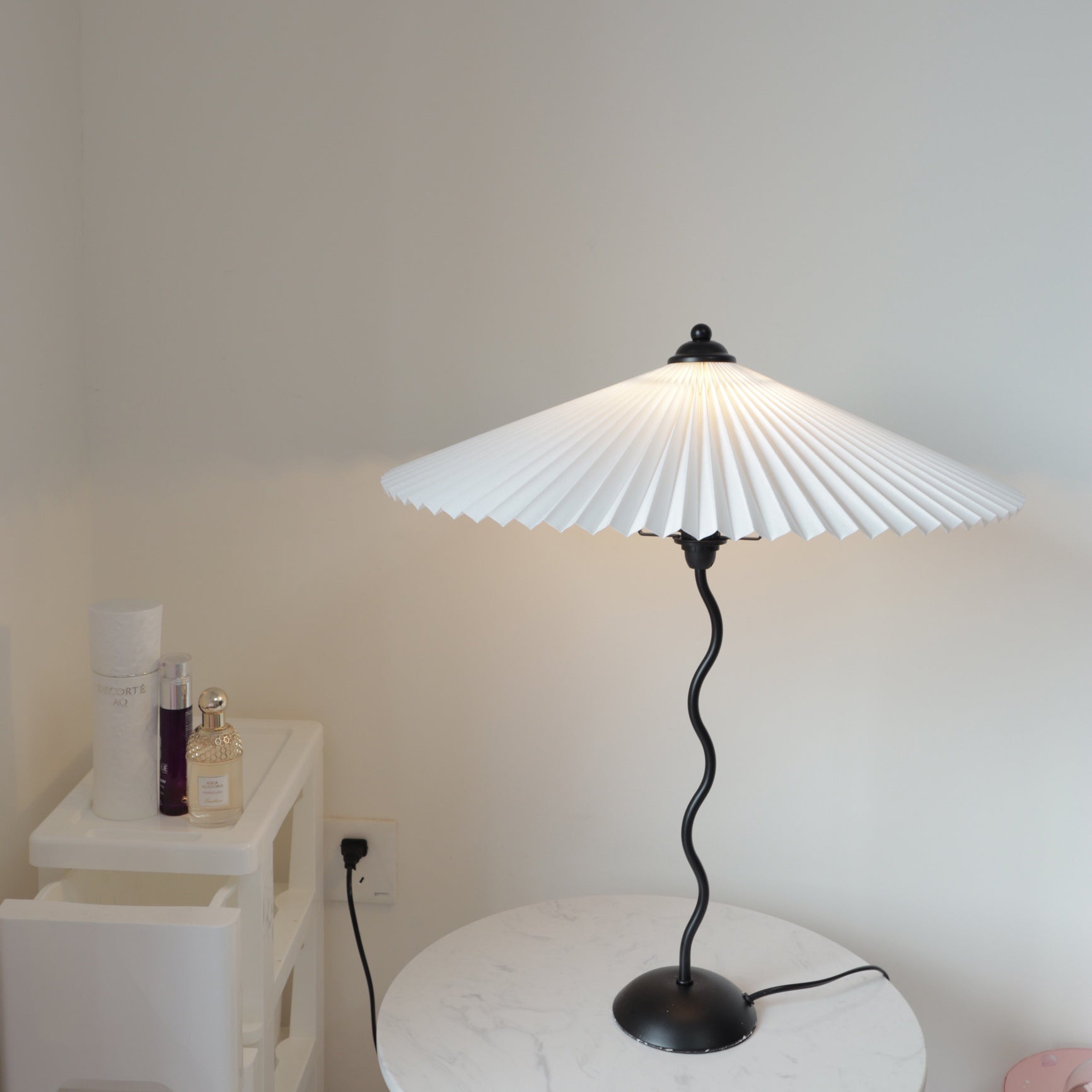 Lampada da tavolo ondulata Venelana