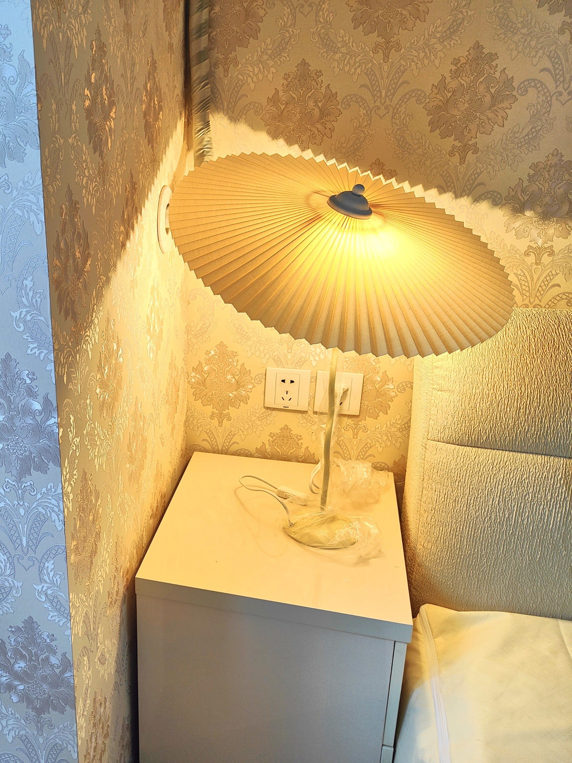 Lampada da tavolo ondulata Venelana