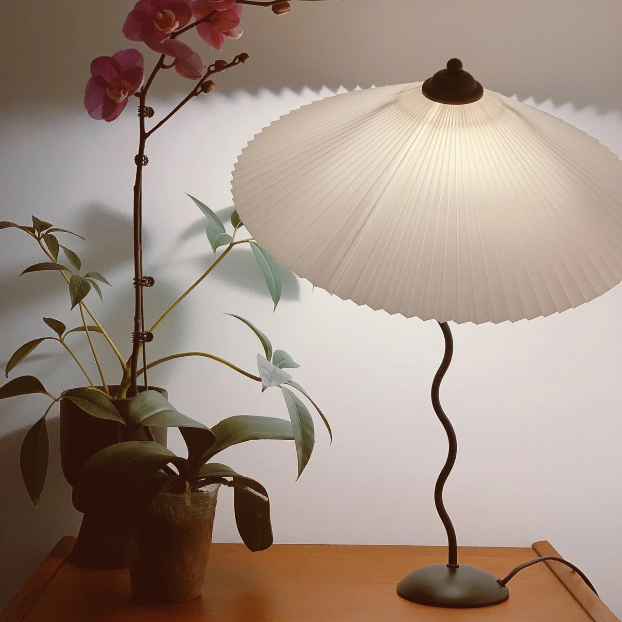 Lampada da tavolo ondulata Venelana