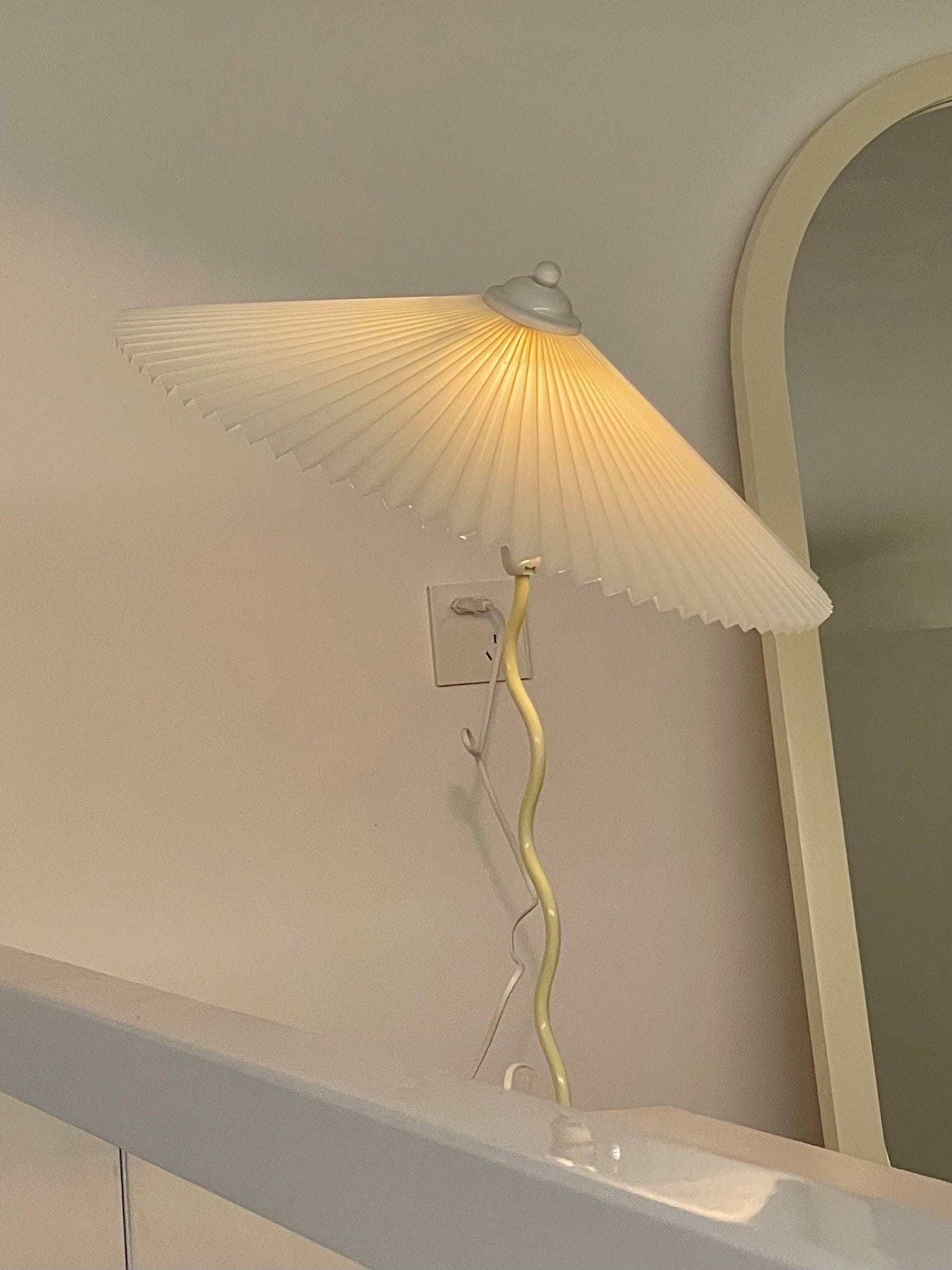 Lampada da tavolo ondulata Venelana