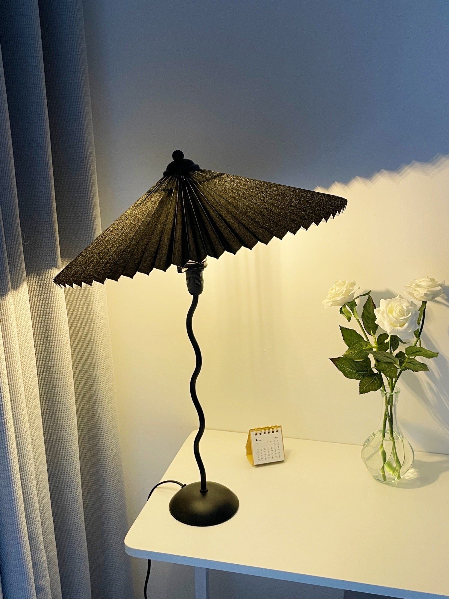 Lampada da tavolo ondulata Venelana