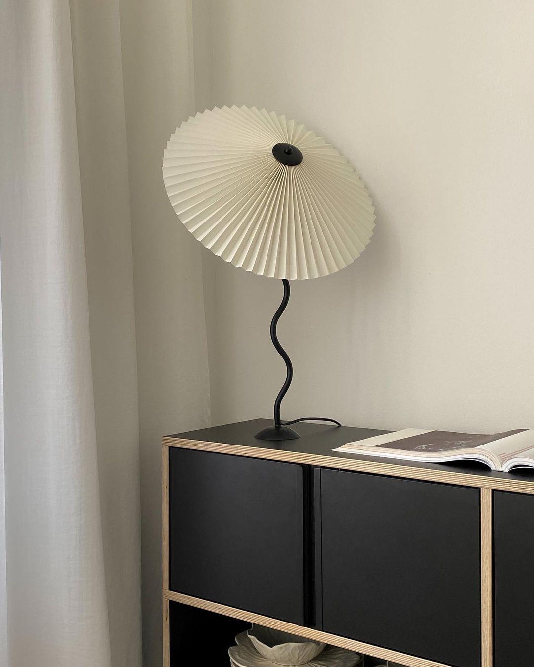 Lampada da tavolo ondulata Venelana