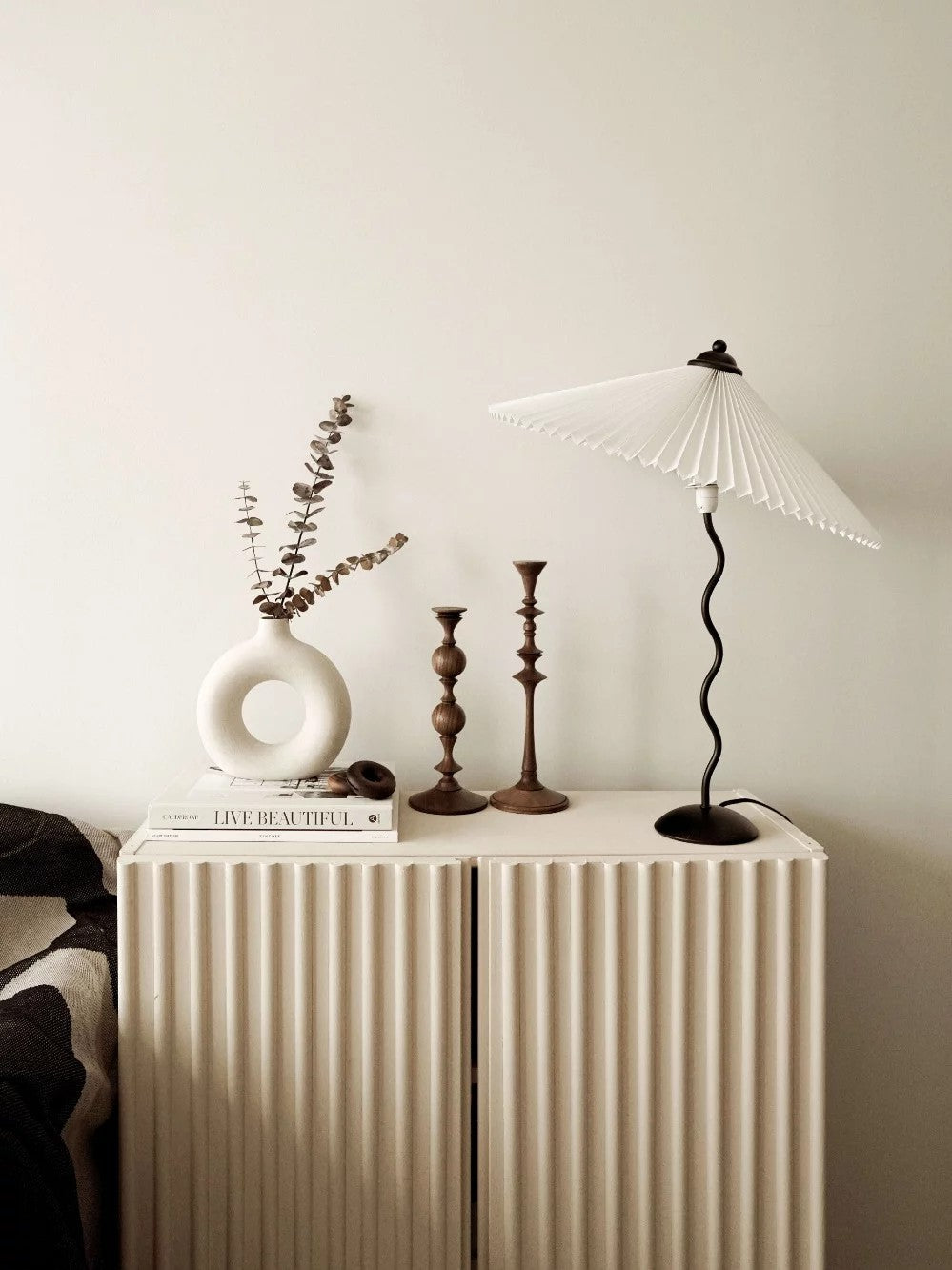 Lampada da tavolo ondulata Venelana