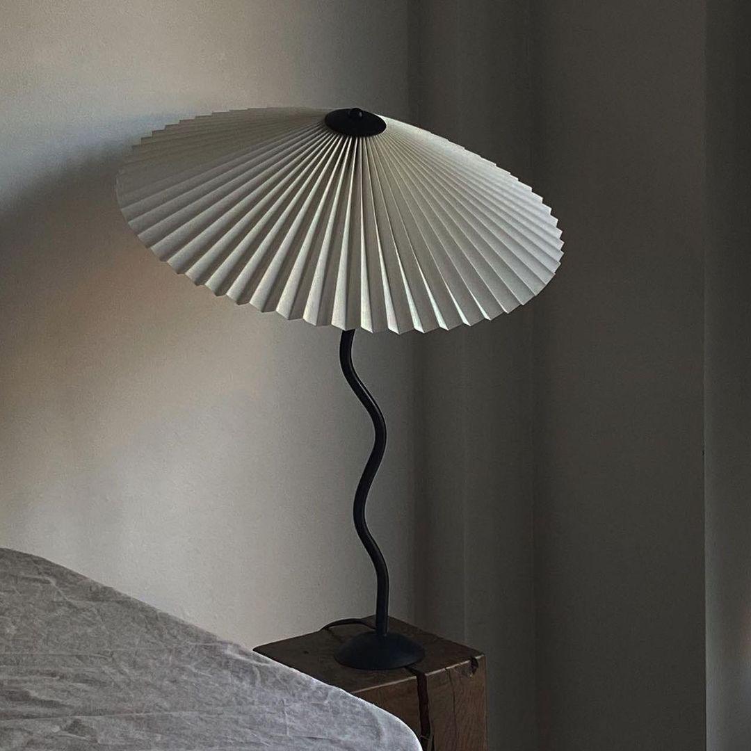 Lampada da tavolo ondulata Venelana