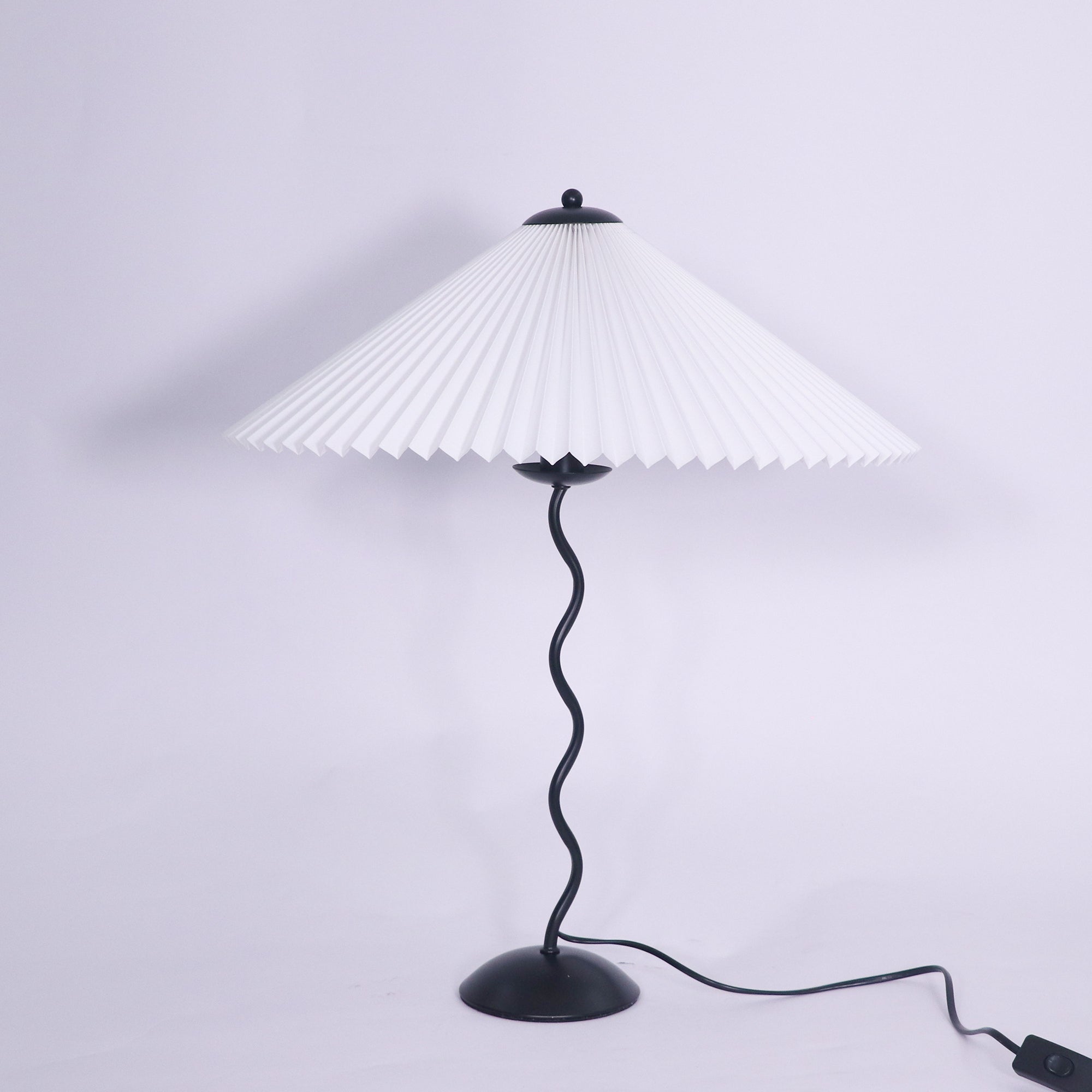 Lampada da tavolo ondulata Venelana